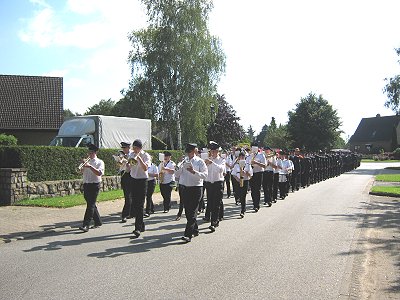 Amtswehrfest 2011 in Basthorst mit dem Musikzug M&ouml;hnsen und dem Jugendblasorchester Sachsenwald