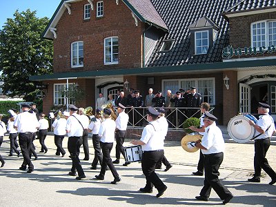 Amtswehrfest 2011 in Basthorst mit dem Musikzug M&ouml;hnsen und dem Jugendblasorchester Sachsenwald