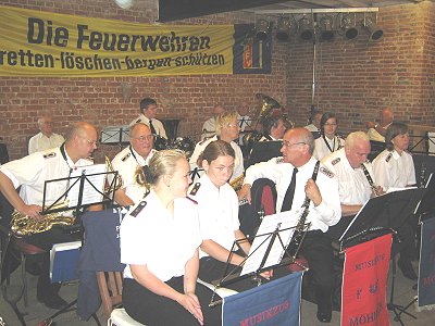Amtswehrfest 2011 in Basthorst mit dem Musikzug M&ouml;hnsen und dem Jugendblasorchester Sachsenwald