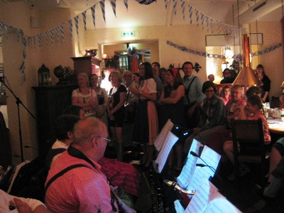 Die Möhnsener Musikanten beim Oktoberfest im Brauhaus Gröninger in Hamburg - Bild zum Vergrößern bitte anklicken