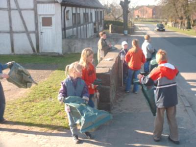 Dorfputz in Möhnsen - die jungen Helfer