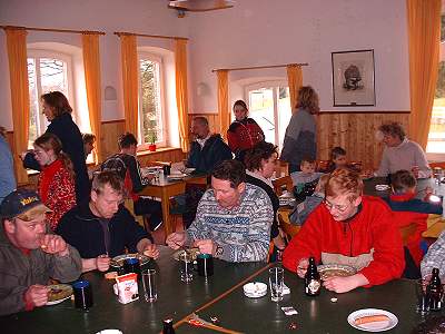 Die Helfer im Bürgerhaus bei Erbsensuppe