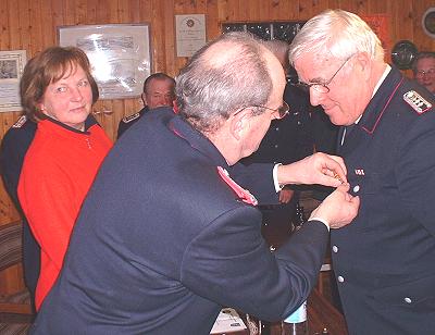 Gerd Schmiegel erhält das Abzeichen fr 30 Jahre Dienst in der Wehr