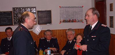 Heinz Samulat wird 
               einstimmig von der Versammlung als Feuerwehrmann aufgenommen