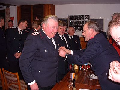 Fritz Eggers erhlt das Abzeichen fr 50 Jahre aktiven Dienst