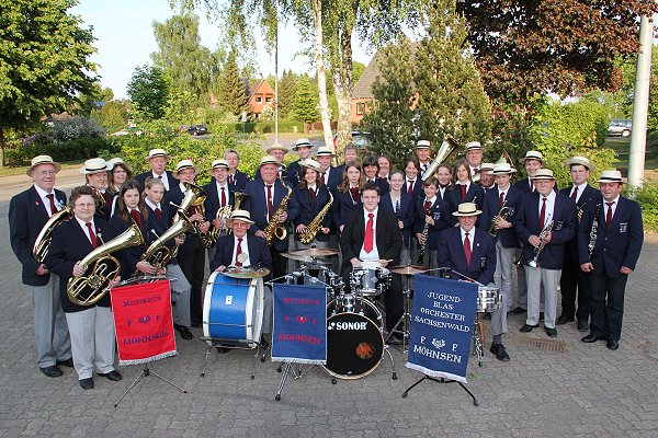 Musikzug FF M&ouml;hnsen und Jugendblasorchester Sachsenwald vor der Generalprobe in Basthorst f&uuml;r das Vatertagskonzert 2011 - Bild durch Anklicken vergr&ouml;&szlig;er