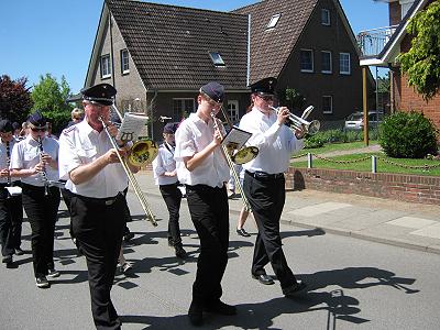 Musikerfest 2010 in Güster - Musikzug und Jugenblasorchester Saxhsenwald beim Ummarsch 