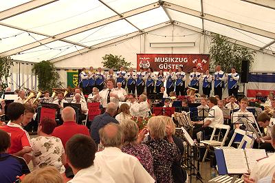 Musikerfest 2010 in Güster - Jutta Mackeprang dirigiert Musikzug Möhnsen und das Jugenblasorchester Sachsenwald bei VIVA COLONIA