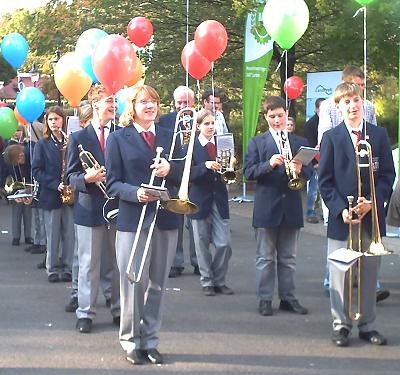 Jugendblasorchester Sachsenwald 2009 mit neuen Anz&uuml;gen im Heidepark
