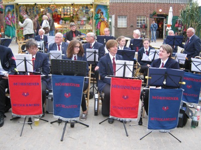 Die Möhnsener Musikanten 3 Tage auf dem Herbstmarkt auf Gut Basthorst - Bild zum Vergrößern bitte anklicken