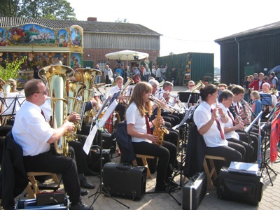 Möhnsener Musikanten auf dem Herbstmarkt 2015 auf Gut Basthorst - Bild zum Vergrößern bitte anklicken