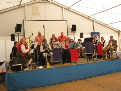 Die Möhnsener Musikanten auf dem Hoffest der Hofmetzgerei Tonn in Büchen - Bild zum Vergrößern bitte anklicken