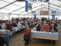 Viele Besucher auf dem Hoffest in Büchen bei bayrischer Blasmusik von den Möhnsener Musikanten - Bild zum Vergrößern bitte anklicken