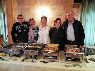 Vorstand der Möhnsener Musikanten und Wirtin Anke Asmus eröffnen das reichhaltige Buffet