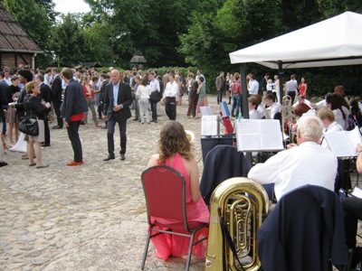 Die Möhnsener Musikanten spielen zum Empfang der russischen Jugenddelegation - Bild zum Vergrößern bitte anklicken