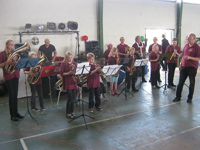 Vororchester der Möhnsener Musikanten auf dem Kinderfest- Bild zum Vergrößern bitte anklicken