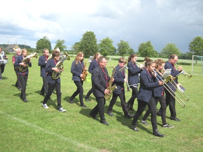 Die Möhnsener Musikanten mit der Jugendabteilung in Fuhlenhagen beim Kinderfest - Bild zum Vergrößern bitte anklicken