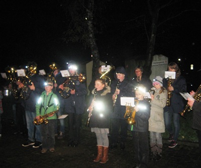 Laternenumzug in Basthorst mit den Möhnsener Musikanten - Bild zum Vergrößern bitte anklicken