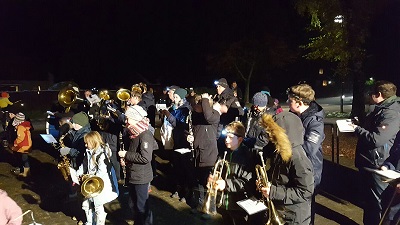 Laterne in Bastjhorst mit dem Vororchester der Möhnsener Musikanten - Bild zum Vergrößern bitte anklicken