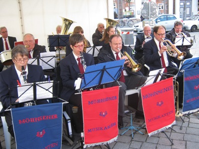 Die Möhnsener Musikanten auf dem Marktplatz in Schönberg (MV) - Bild zum Vergrößern bitte anklicken