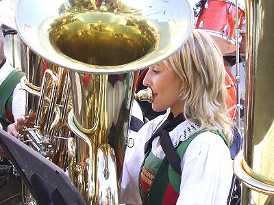 Tubabläserin Musikkapelle Schabs beim Traubenfest Oktober 2006 in Meran - Südtirol - Bild durch Anklicken vergrößern