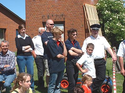 Begeisterte Zuschauer beim Tag der offenen Tür bei der FF Möhnsen