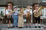 Wirt und Musikzug pr&auml;sentieren das Programm f�r das 6. Oktoberfest in Basthorst -  Bild anklicken zum Vergr&ouml;&szlig;ern