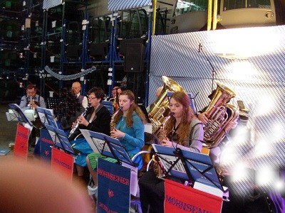 Möhnsener Musikanten feiern Oktoberfest bei einem großen Transportunternehmen