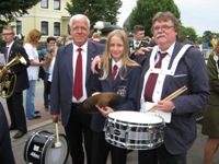 Die Möhnsener Rhytmusgruppe beim Festumzug durch Linau - Bild zum Vergrößern bitte anklicken