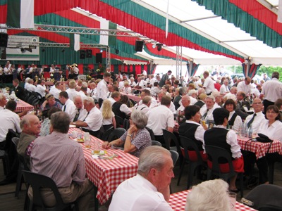 Möhnsener Musikanten im Festelt beim Trittauer Schützenfest - Bild zum Vergrößern bitte anklicken