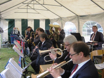 Die Möhnsener Musikanten auf dem Maibaumfest in Siebeneichen - Bild zum Vergrößern bitte anklicken