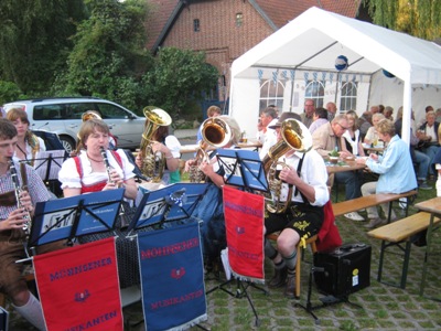 Möhnsener Musikanten auf dem Stadtfest Schwarzenbek - Bild zum Vergrößern bitte anklicken