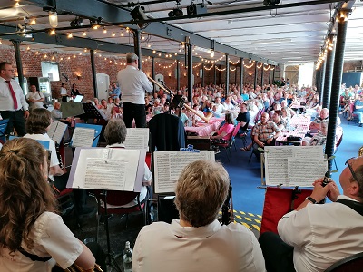 Auch beim 8. Sommerkonzert war der Kuhstall auf Gut
      Basthort wieder voll besetzt - hier unser Solist Chrsitian Schaper mit dem Alphonrsolo aus dem Alphornzauber