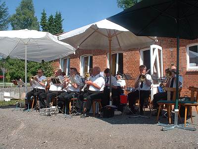 Musikzug vor dem Bürgerhaus