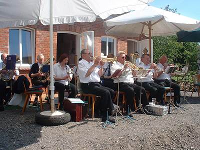 Musikzug mit Sonnenschirm