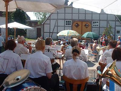 Musikzug mit Sonnenschirm