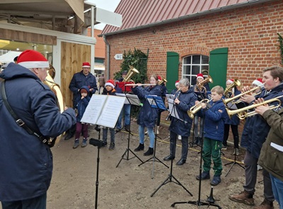 Ausbildungsorchester der Möhnsener Musikanten auf dem Weihnachtsmarkt Gut Basthorst 2023